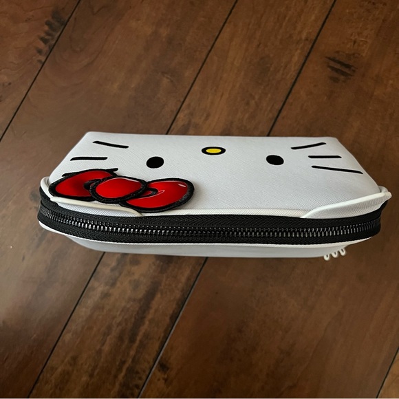 The crème shop x Hello Kitty cosmetics bag and eye gel eye masks - Picture 12 of 14